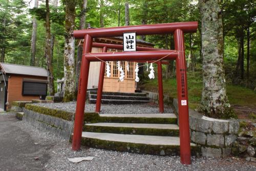 新屋山神社　奥宮