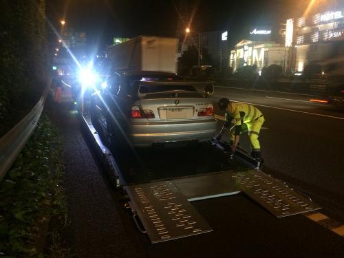 東名高速で車停車