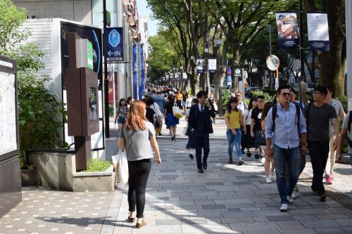 人で賑わう表参道