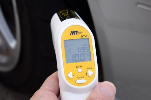 タイヤ温度計測（非接触放射温度計Model MT-9）