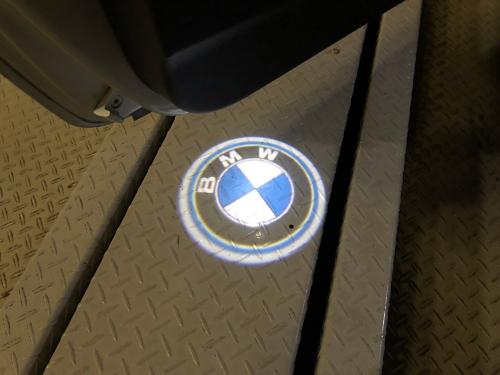 BMW　E46 　電流量を抑えたカーテシーライトの点灯状態（助手席側）