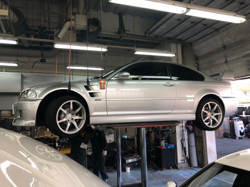 リフトアップ中のBMW E46 328ci