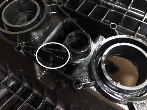 BMW E46 M52TUBエンジンのタペットカバー破損部分