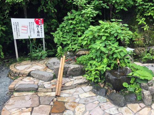 榛名神社参道にあるおみくじ浸し場所