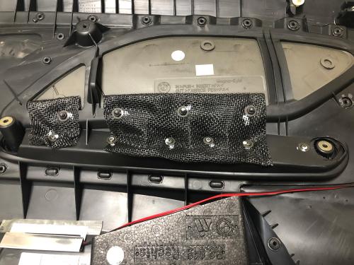 BMW E46ドアパネルを樹脂で固定している箇所