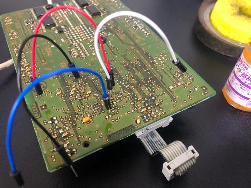 LCMの基盤の裏面のアクセスラウンドへ半田付け