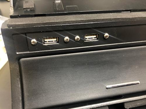 USBポートの設置完成