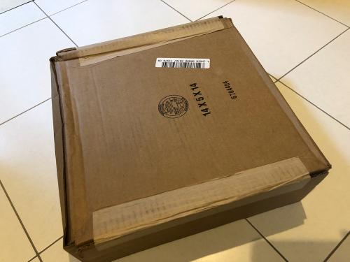 佐川急便さんがUPSの荷物を届けてくれた