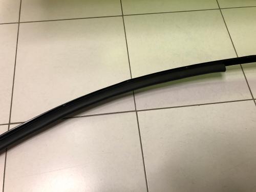 ウェザーストリップの位置をサイドフレームプレートへマーキングした位置へ合わせた