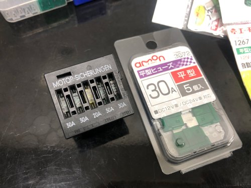 DMEボックスの中のヒューズフォルダ