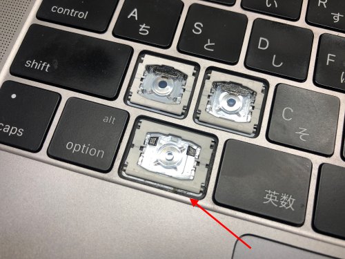 MacBook Proのキーボードのキーの中にゴミが溜まっていた