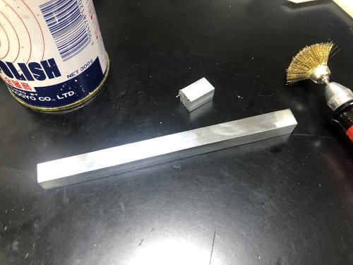 ピカールを使用して鏡面仕上げにしたアルミ角柱