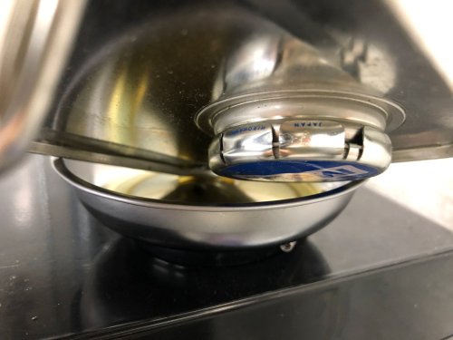 缶内部のエンジンオイルが抜けて落ちている様子