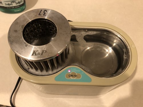 K&Pのステンレスメッシュオイルフィルターを超音波洗浄