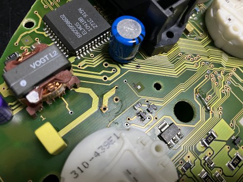 問題のコンデンサーを取り外した