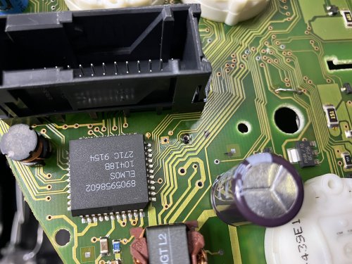 220μFのコンデンサーを取り外した状態