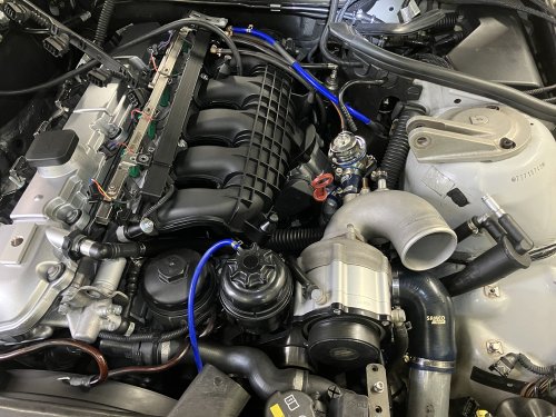 スロットルバルブ～インタークーラー～スーパーチャージャーまでの配管を接続