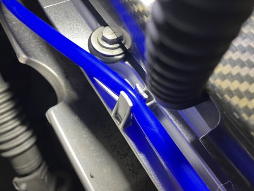 ナットのグロメット部分にオイル付着を確認