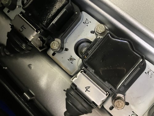 4、５番イグニッションコイルの間のナット＆グロメット部分