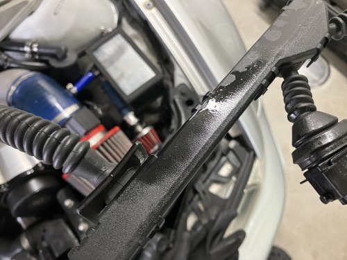 イグニッションコイルハーネスカバーの裏もオイルまみれ