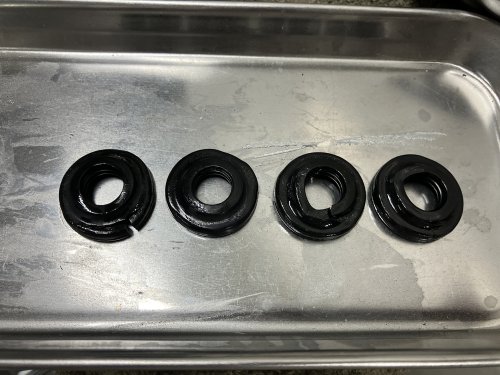 取り外したグロメット