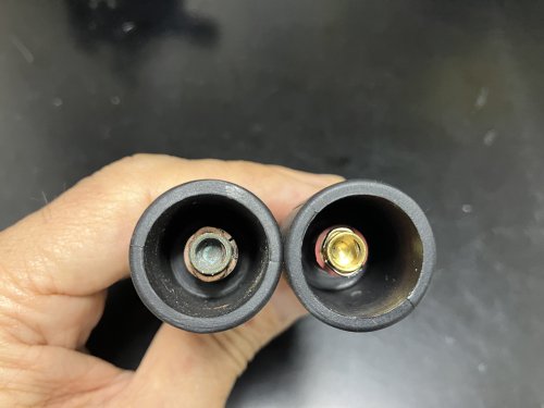 1番、右側が2番のスパークプラグソケット
