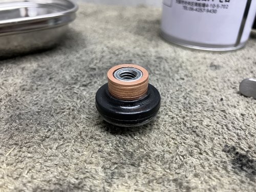 グロメットが逃げないように銅ワッシャーをおく