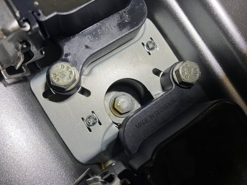 アルミヘッドカバー内部のボルトからオイル漏れを確認