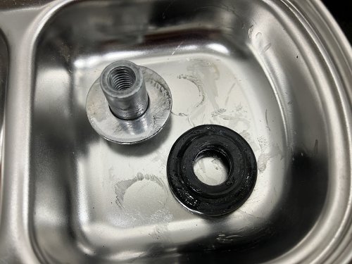 取り外したグロメットとボルト