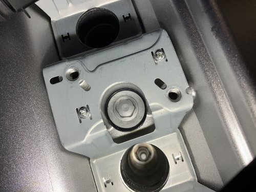 ボルトを締め付けてグロメットが潰れた状態