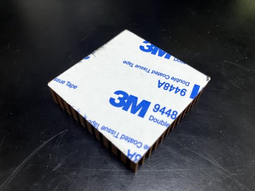 購入したアルミヒートシンクに初めから貼られていた両面テープ