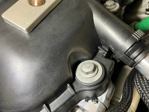 エンジンヘッドカバー外周のグロメットの状態１