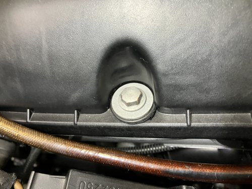 エンジンヘッドカバー外周のグロメットの状態２