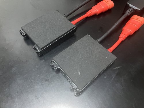 バラスト本体へスポンジシートを貼り付け