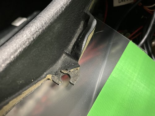 ネジ穴部分を破損