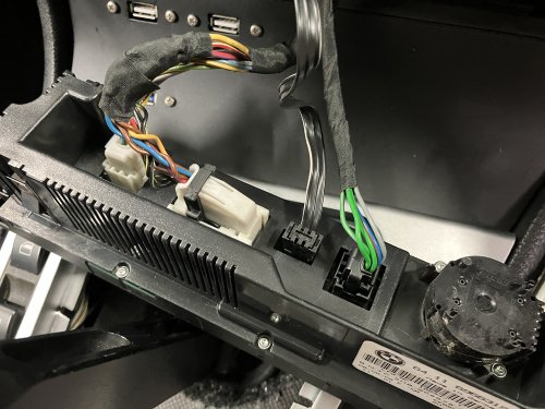 破損したのは上記の一番大きなハーネスのロック部分