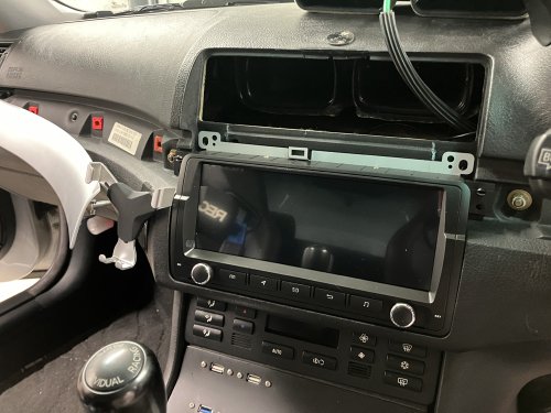 今回のアンドロイドナビはエアコンの出口の脱着が必要