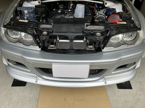車をジャッキアップ