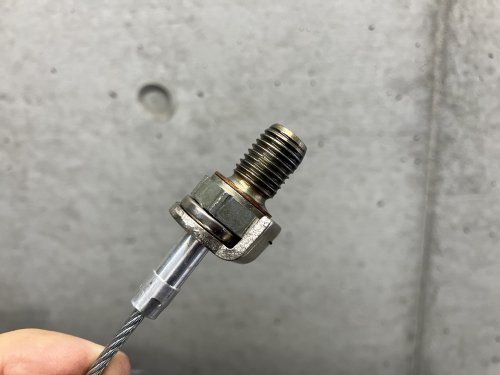 手を汚すことなくドレンボルトをキャッチ
