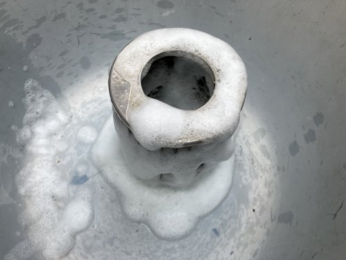 K&Pフィルターをマジックリンを吹きかけて水洗い