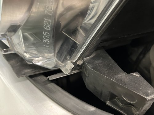 ライトユニットの破損部分を発見
