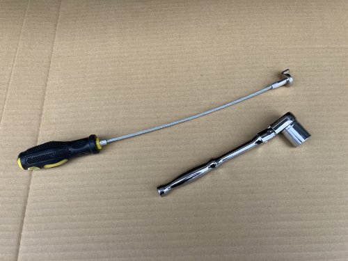 17mmのソケットとドレンプラグリムーバー