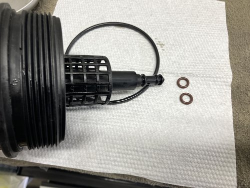 オイルフィルターキャップから３つのOリングを取り外した