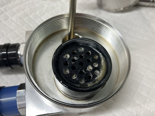 オイルキャッチタンクの入口付近にも水が付着している