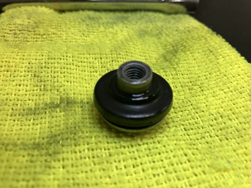 オイル漏れを起こした箇所から取り外したグロメット