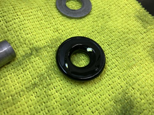 取り外したグロメットからワッシャーを外した状態