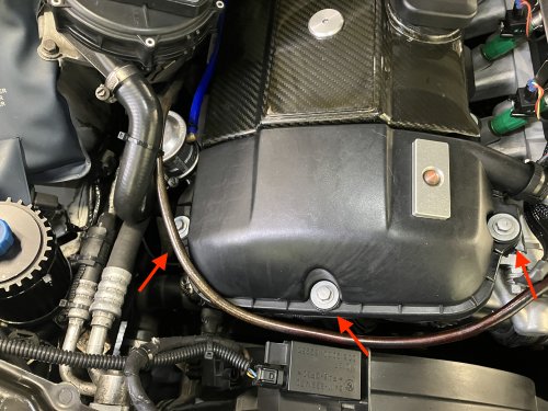 亀裂がひどいエンジン前方３つのグロメット
