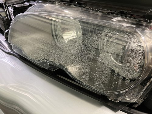 左フロントライトが結露した状態
