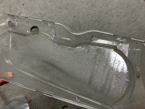 ライトカラーの内部の結露した状態