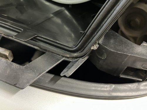 透明のライトカバーがガスケットに押さえつけられた部分が濡れいた